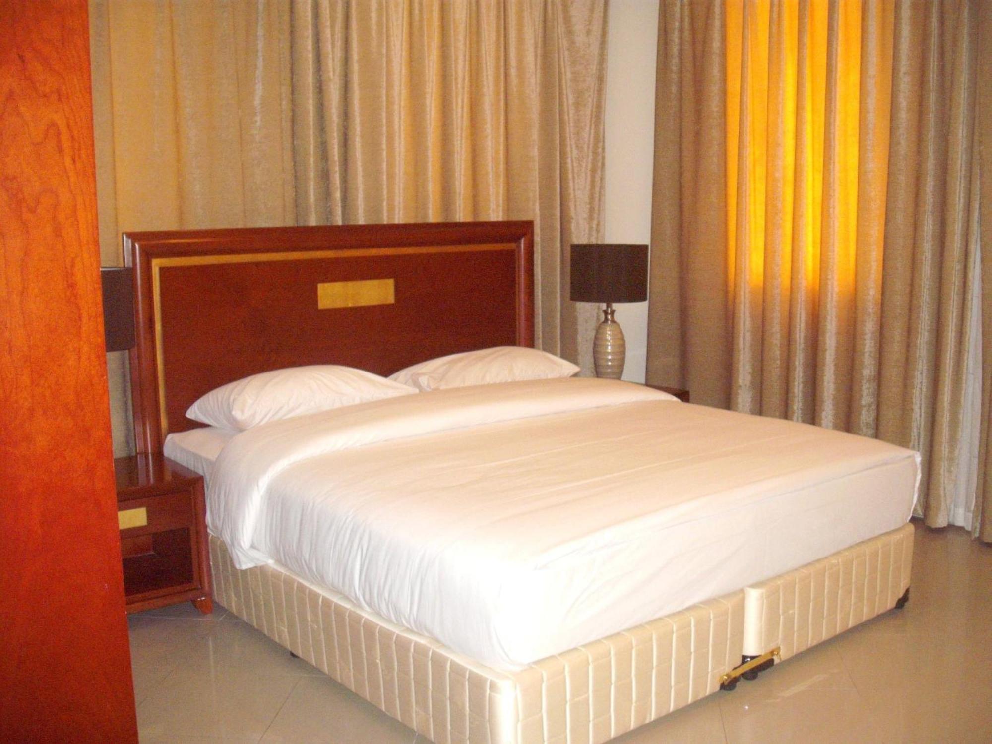 Abu Dhabi Plaza Hotel Apartments ภายนอก รูปภาพ
