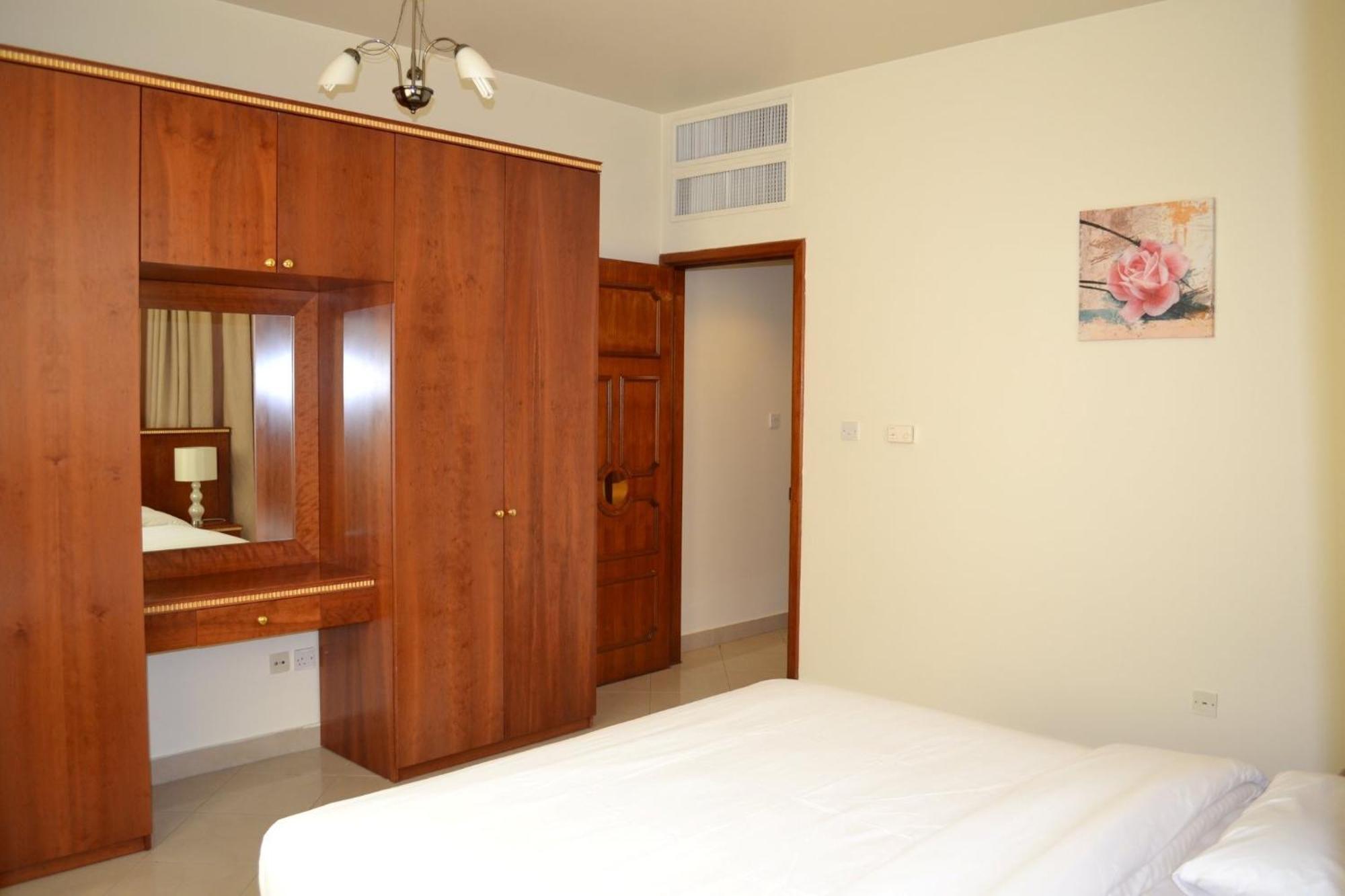 Abu Dhabi Plaza Hotel Apartments ภายนอก รูปภาพ