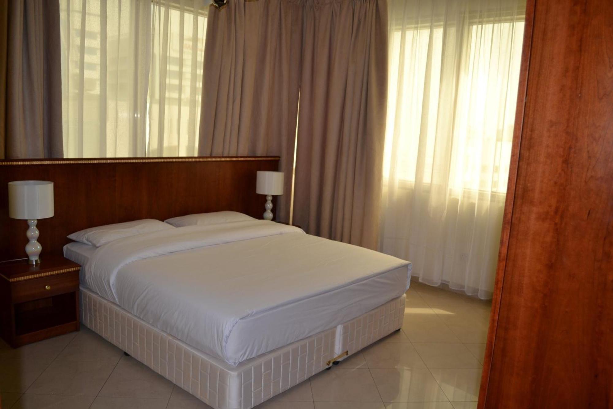 Abu Dhabi Plaza Hotel Apartments ภายนอก รูปภาพ