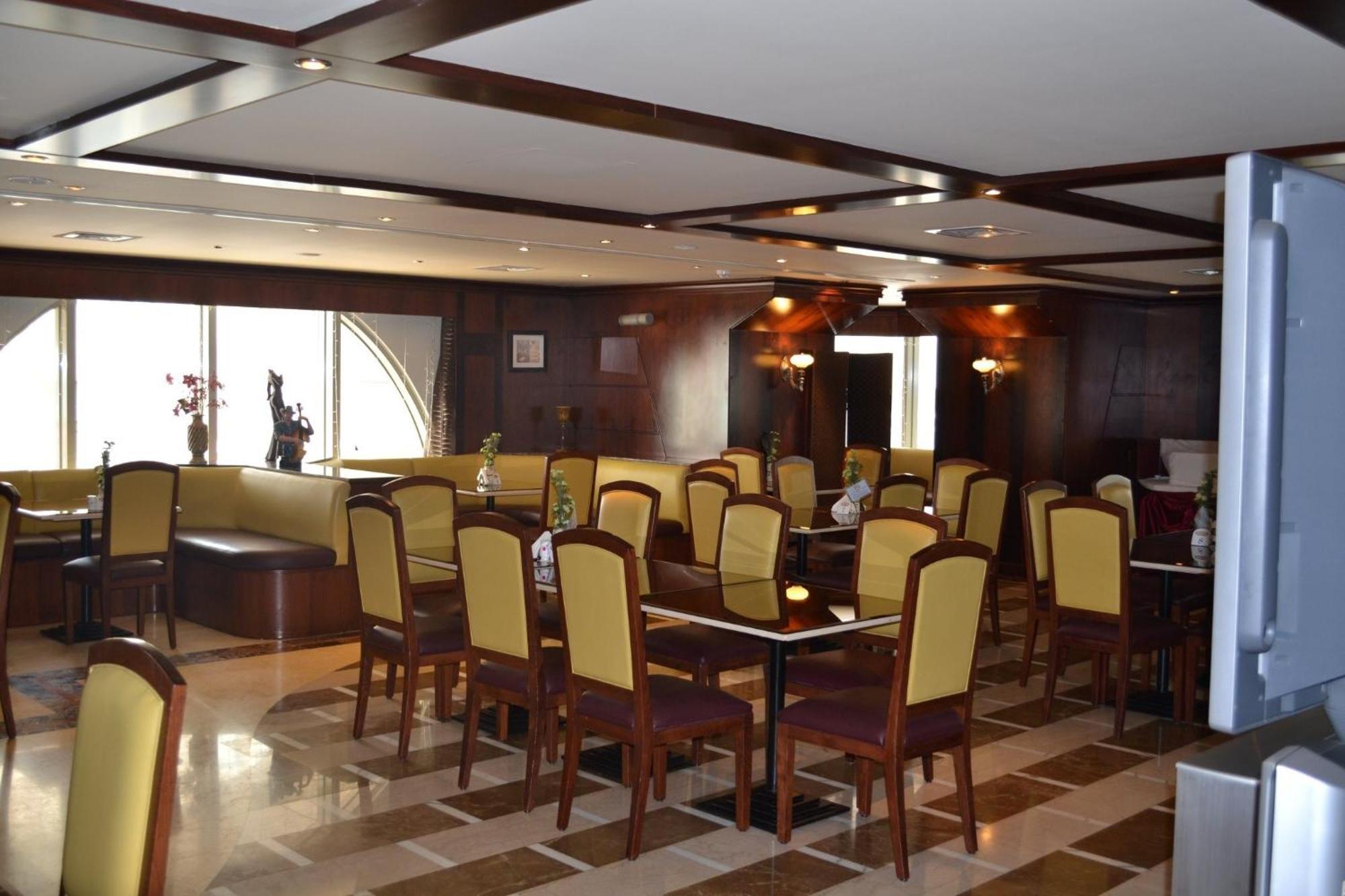 Abu Dhabi Plaza Hotel Apartments ภายนอก รูปภาพ